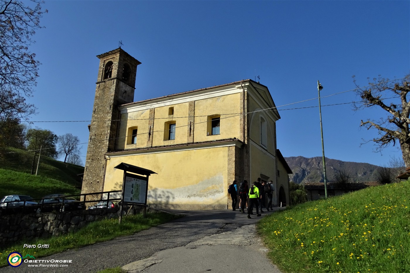 12 Lasciamo  l'auto nel parcheggio accanto alla chiesa di Pianca (807 m).JPG